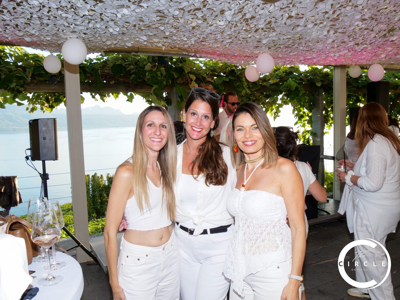 The Circle White 14