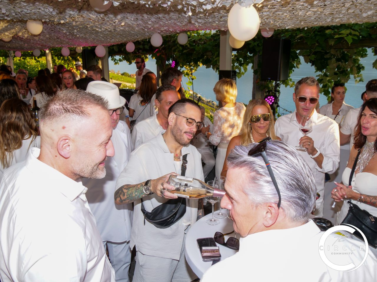 The Circle White 18