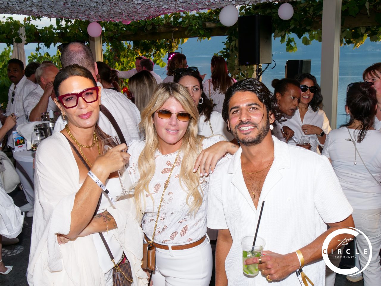 The Circle White 19