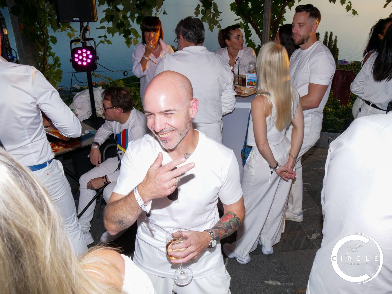 The Circle White 21
