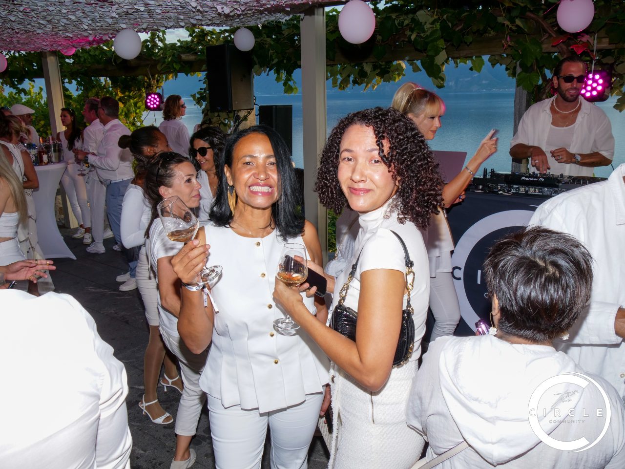 The Circle White 25