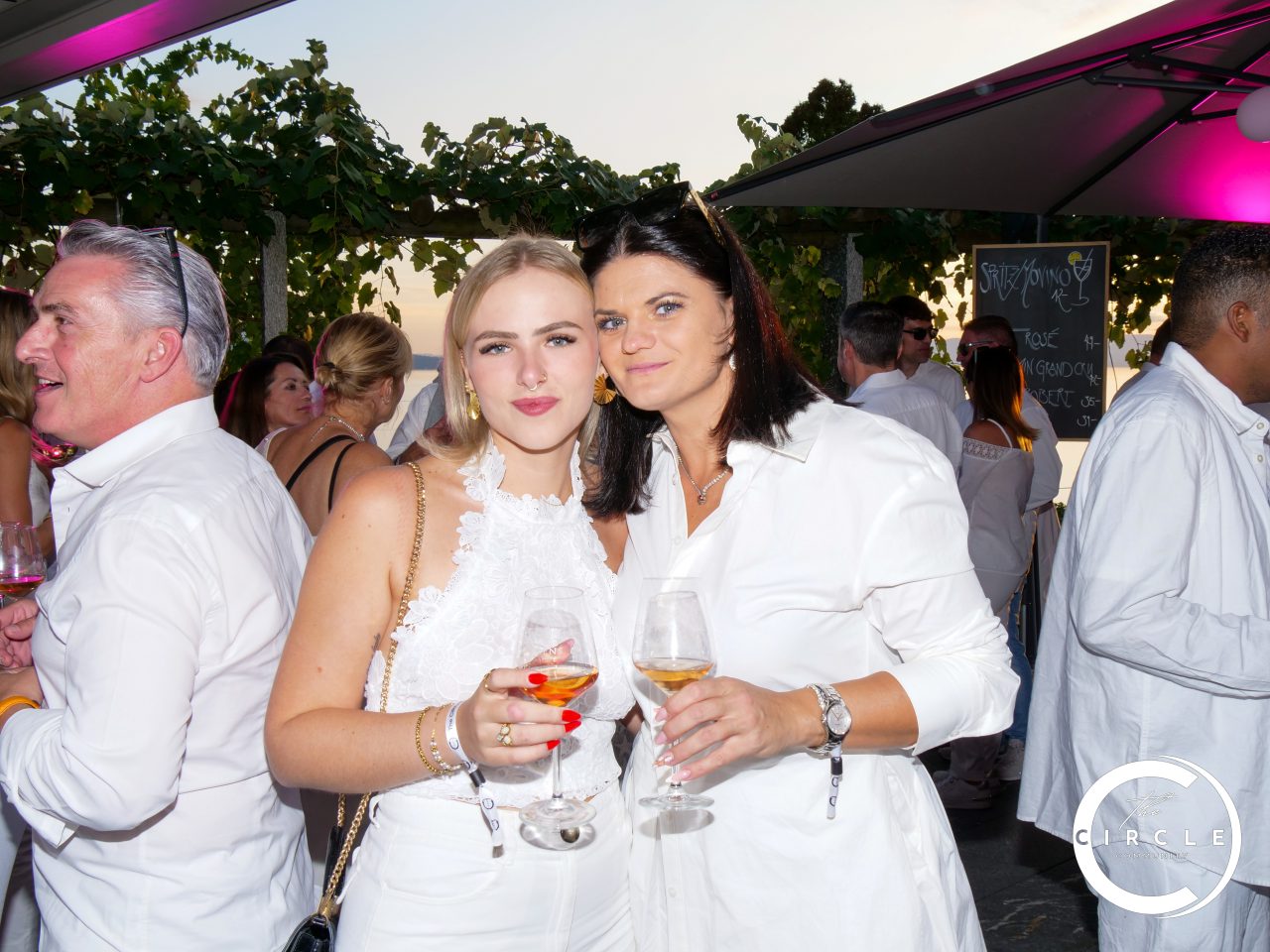 The Circle White 38