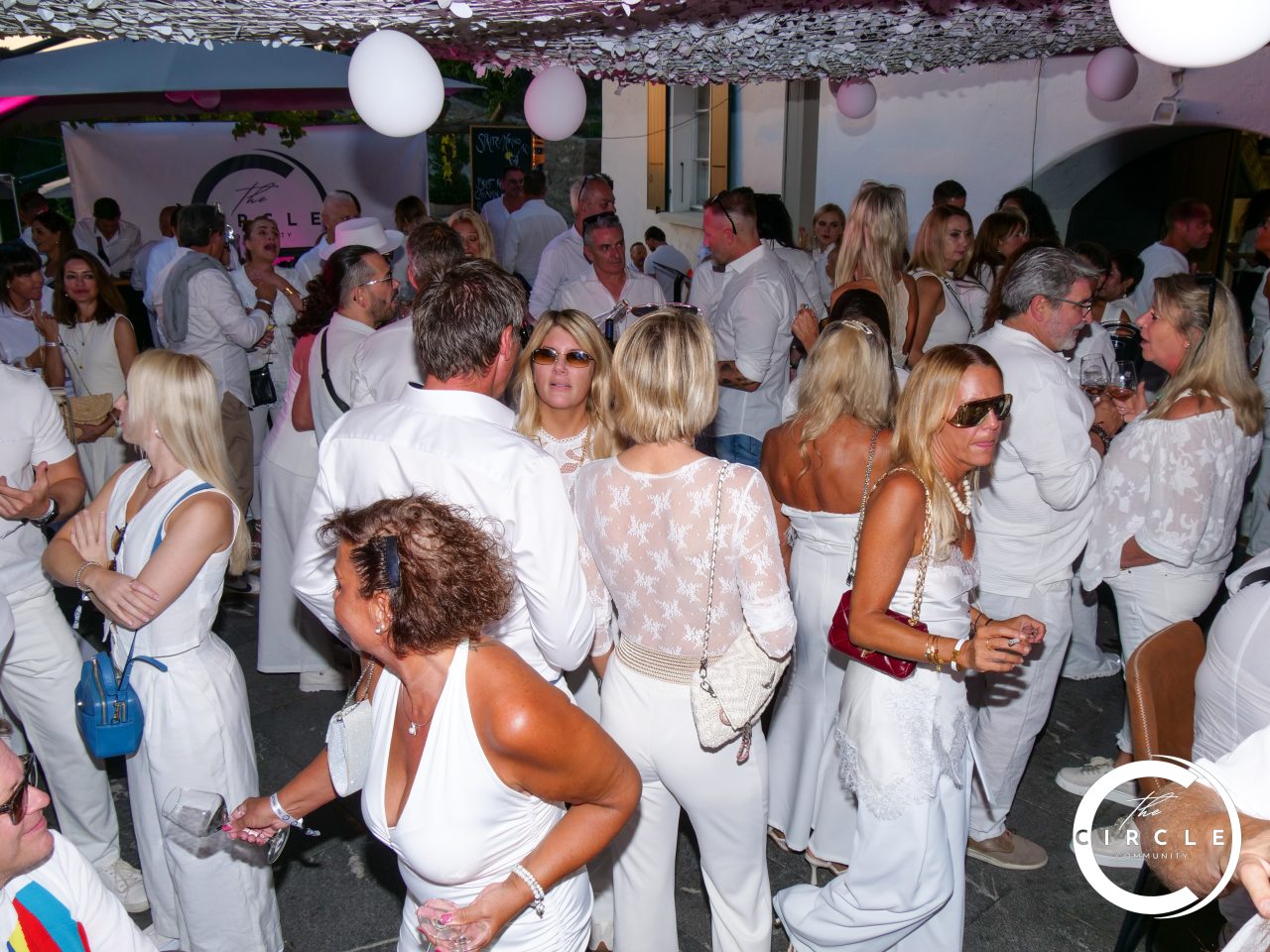 The Circle White 43