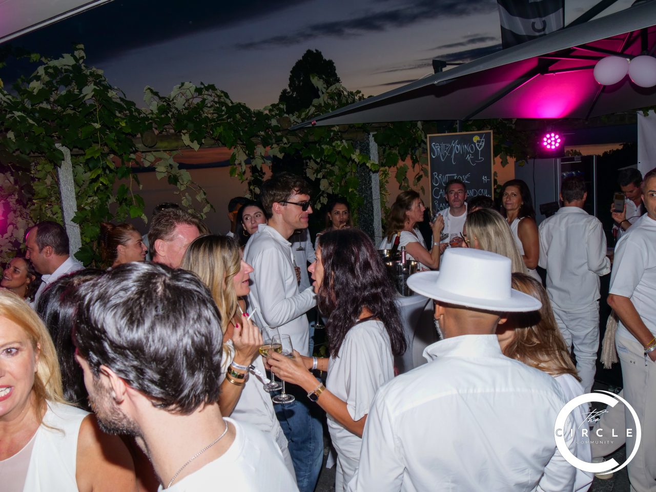 The Circle White 65
