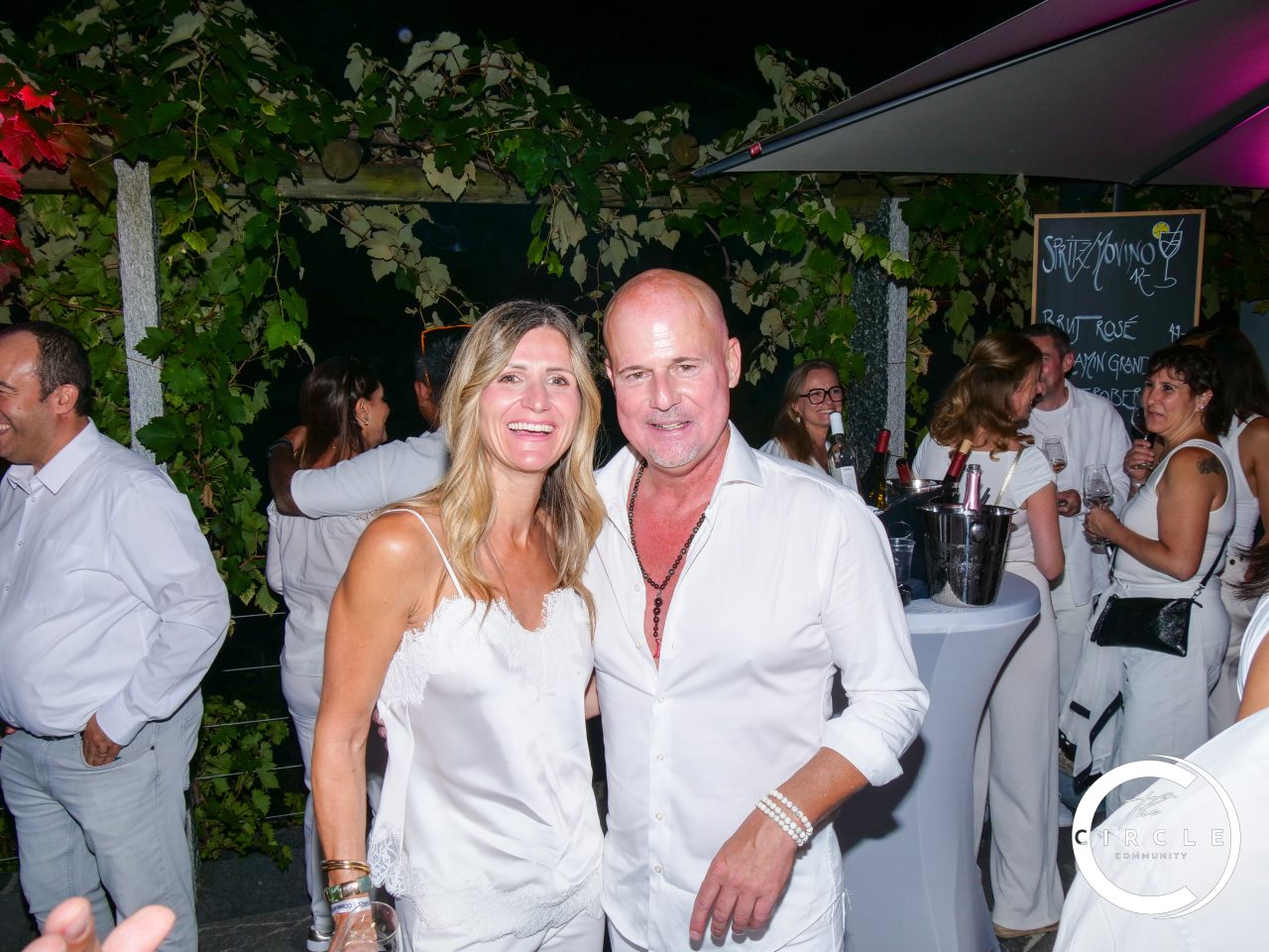 The Circle White 76