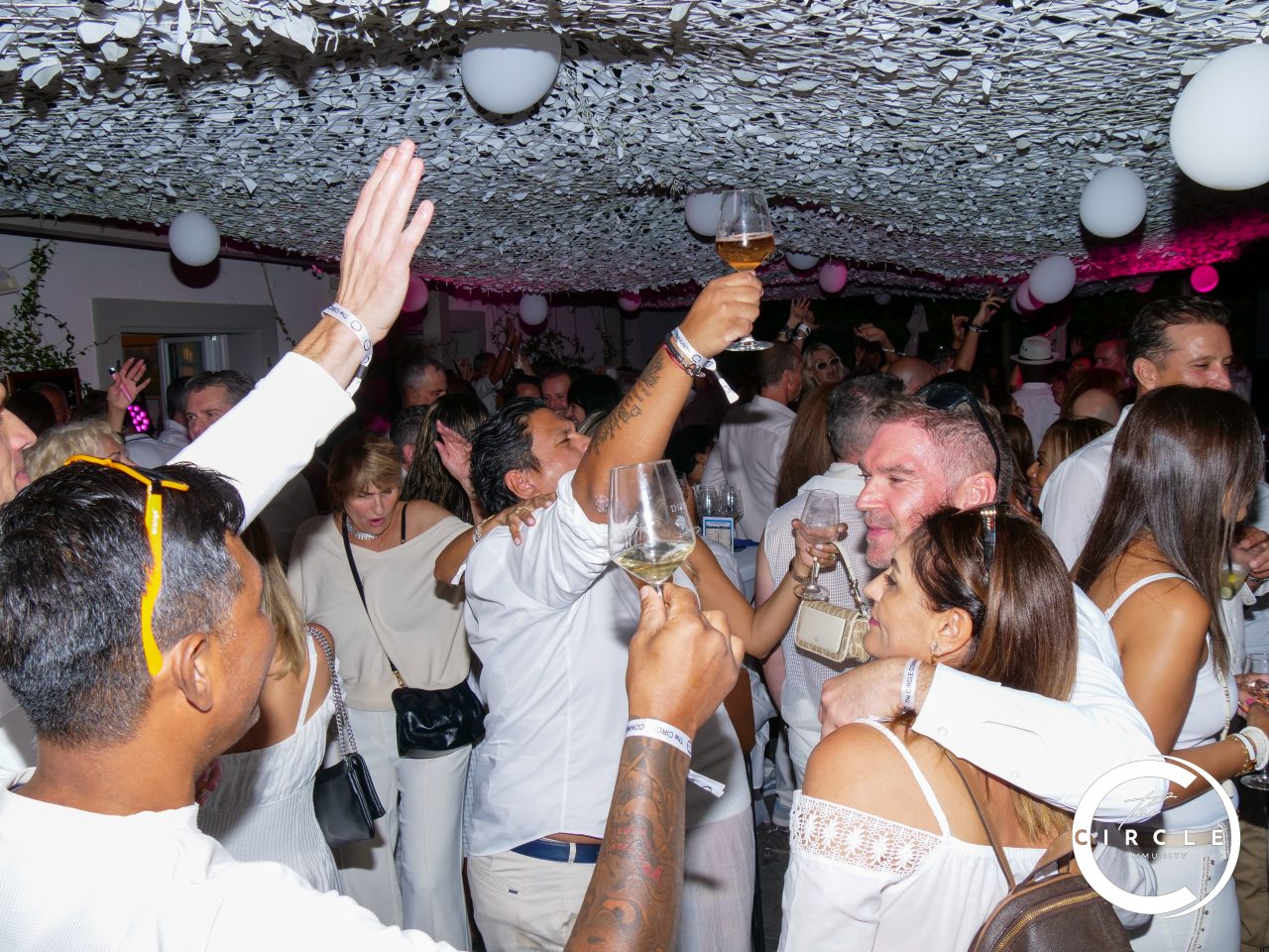 The Circle White 99
